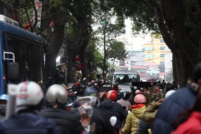Người Dân Hà Nội Đổ Về Chợ Bưởi Mua Hoa Tết Người Dân Hà Nội Đổ Về Chợ Bưởi Mua Hoa Tết
