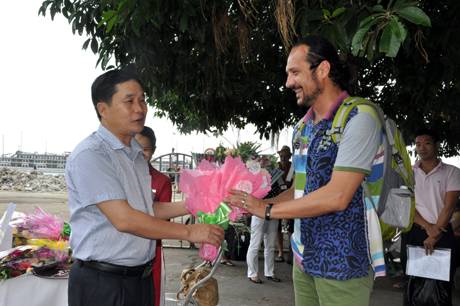 10 Hãng Thông Tấn Báo Chí Đến Tham Quan Khảo Sát Vịnh Hạ Long - Ảnh 1 10 Hãng Thông Tấn Báo Chí Đến Tham Quan Khảo Sát Vịnh Hạ Long - Ảnh 1