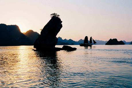 Bình Minh Hạ Long - Ảnh 1