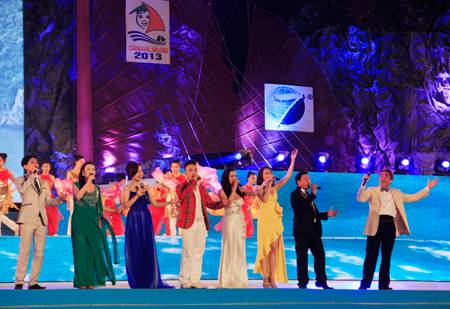 Đêm hội hoành tráng và xúc động - Ảnh 2 Đêm hội hoành tráng và xúc động - Ảnh 2