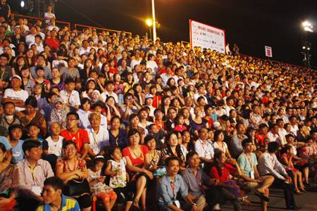 Đêm hội hoành tráng và xúc động - Ảnh 1 Đêm hội hoành tráng và xúc động - Ảnh 1