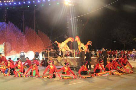 Đêm hội hoành tráng và xúc động - Ảnh 3 Đêm hội hoành tráng và xúc động - Ảnh 3