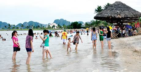 Hạ Long Sôi Động Mùa Hè 2025 - Ảnh 1