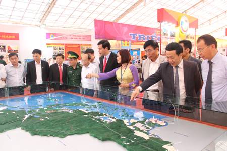 Khai Mạc Triển Lãm "Quảng Ninh, 50 Năm Hội Tụ Và Lan Tỏa" - Ảnh 3 Khai Mạc Triển Lãm "Quảng Ninh, 50 Năm Hội Tụ Và Lan Tỏa" - Ảnh 3