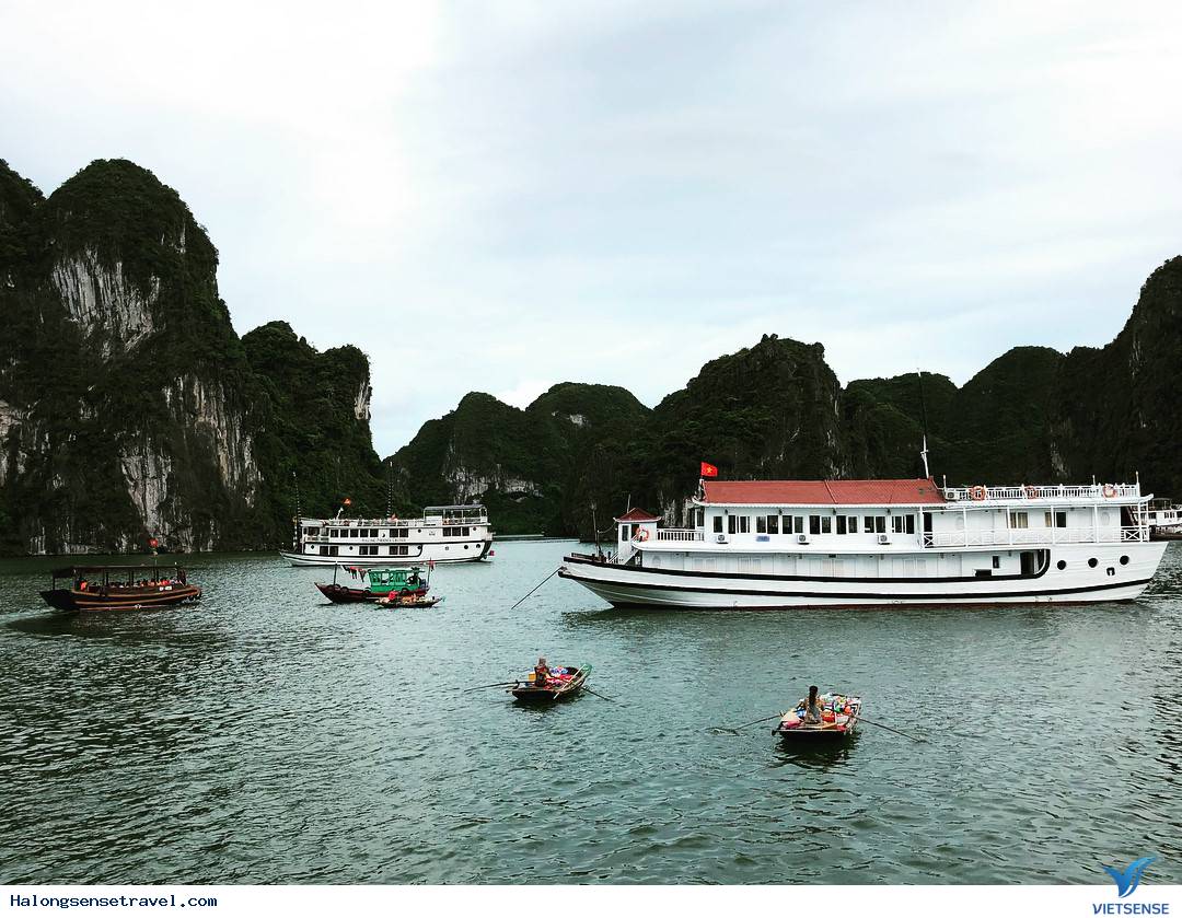 Khám phá vịnh Hạ Long tuyệt đẹp trong hè năm nay - Ảnh 4