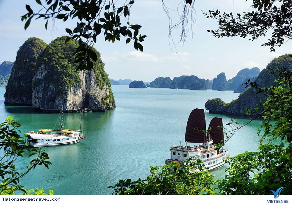 Khám phá vịnh Hạ Long tuyệt đẹp trong hè năm nay - Ảnh 1