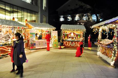 Không Khí Giáng Sinh An Lành Ở Phố Biển Hạ Long - Ảnh 1 Không Khí Giáng Sinh An Lành Ở Phố Biển Hạ Long - Ảnh 1