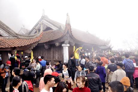 Trật tự xếp hàng đi chùa Trật tự xếp hàng đi chùa