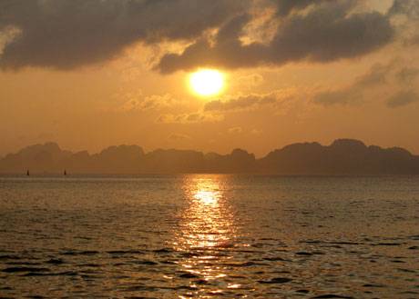 Ngắm Hoàng Hôn Ở Hạ Long Tuyệt Đẹp - Ảnh 1