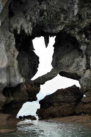 Những Hang Thủng Độc Đáo Ở Hạ Long - Ảnh 2 Những Hang Thủng Độc Đáo Ở Hạ Long - Ảnh 2