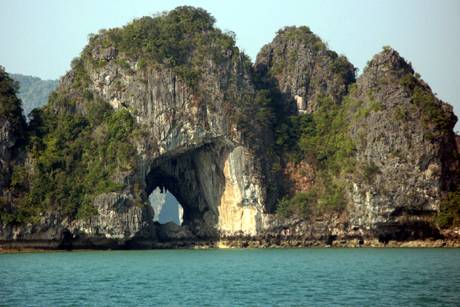Những Hang Thủng Độc Đáo Ở Hạ Long - Ảnh 1 Những Hang Thủng Độc Đáo Ở Hạ Long - Ảnh 1