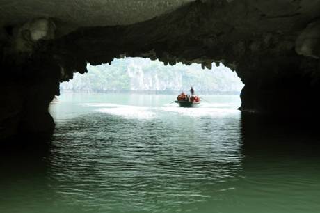 Những Hang Thủng Độc Đáo Ở Hạ Long - Ảnh 5 Những Hang Thủng Độc Đáo Ở Hạ Long - Ảnh 5