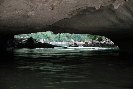 Những Hang Thủng Độc Đáo Ở Hạ Long - Ảnh 3 Những Hang Thủng Độc Đáo Ở Hạ Long - Ảnh 3