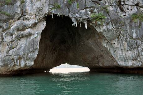 Những Hang Thủng Độc Đáo Ở Hạ Long - Ảnh 4 Những Hang Thủng Độc Đáo Ở Hạ Long - Ảnh 4