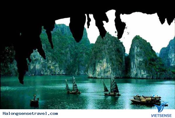 Quảng Ninh: Tích cực với Bộ Quy tắc ứng xử phục vụ chiến dịch “Nụ cười Hạ Long - Ảnh 1 Quảng Ninh: Tích cực với Bộ Quy tắc ứng xử phục vụ chiến dịch “Nụ cười Hạ Long - Ảnh 1