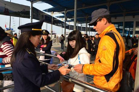 Vịnh Hạ Long Đón 4.400 Lượt Khách Tham Quan Đầu Năm 2014 - Ảnh 1 Vịnh Hạ Long Đón 4.400 Lượt Khách Tham Quan Đầu Năm 2014 - Ảnh 1