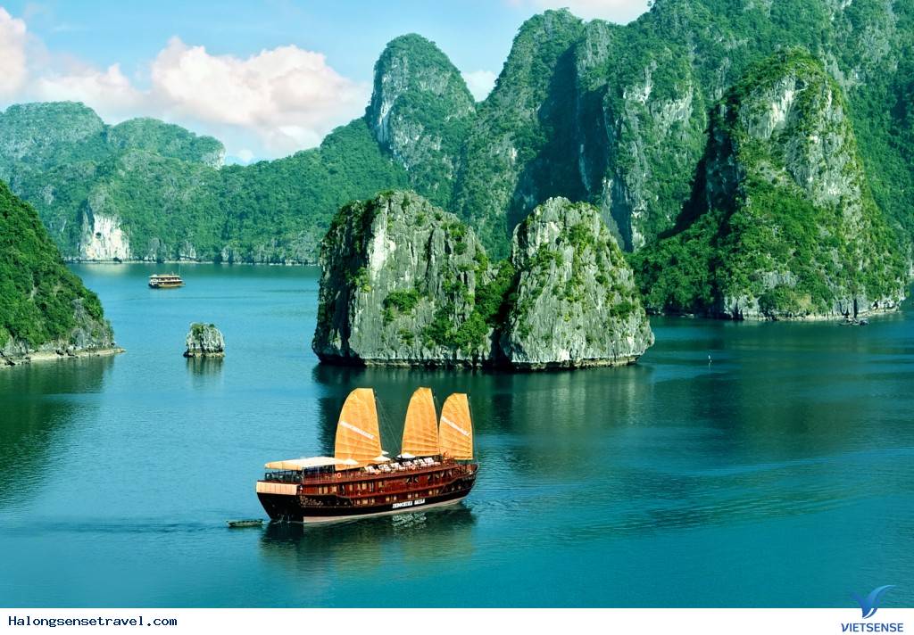 Vịnh Hạ Long Vào Top "100 Chuyến Đi Nên Có Trong Đời" - Ảnh 1 Vịnh Hạ Long Vào Top "100 Chuyến Đi Nên Có Trong Đời" - Ảnh 1